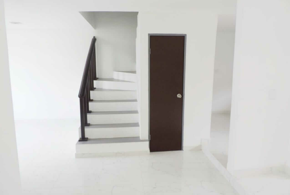 Casa-en-venta-en-arauca-bosque-club-escaleras1