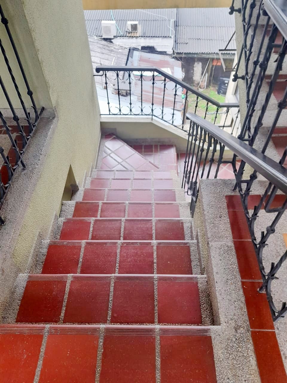 apartaestudio-en-venta-en-arauca-edificio-montecasino-escaleras