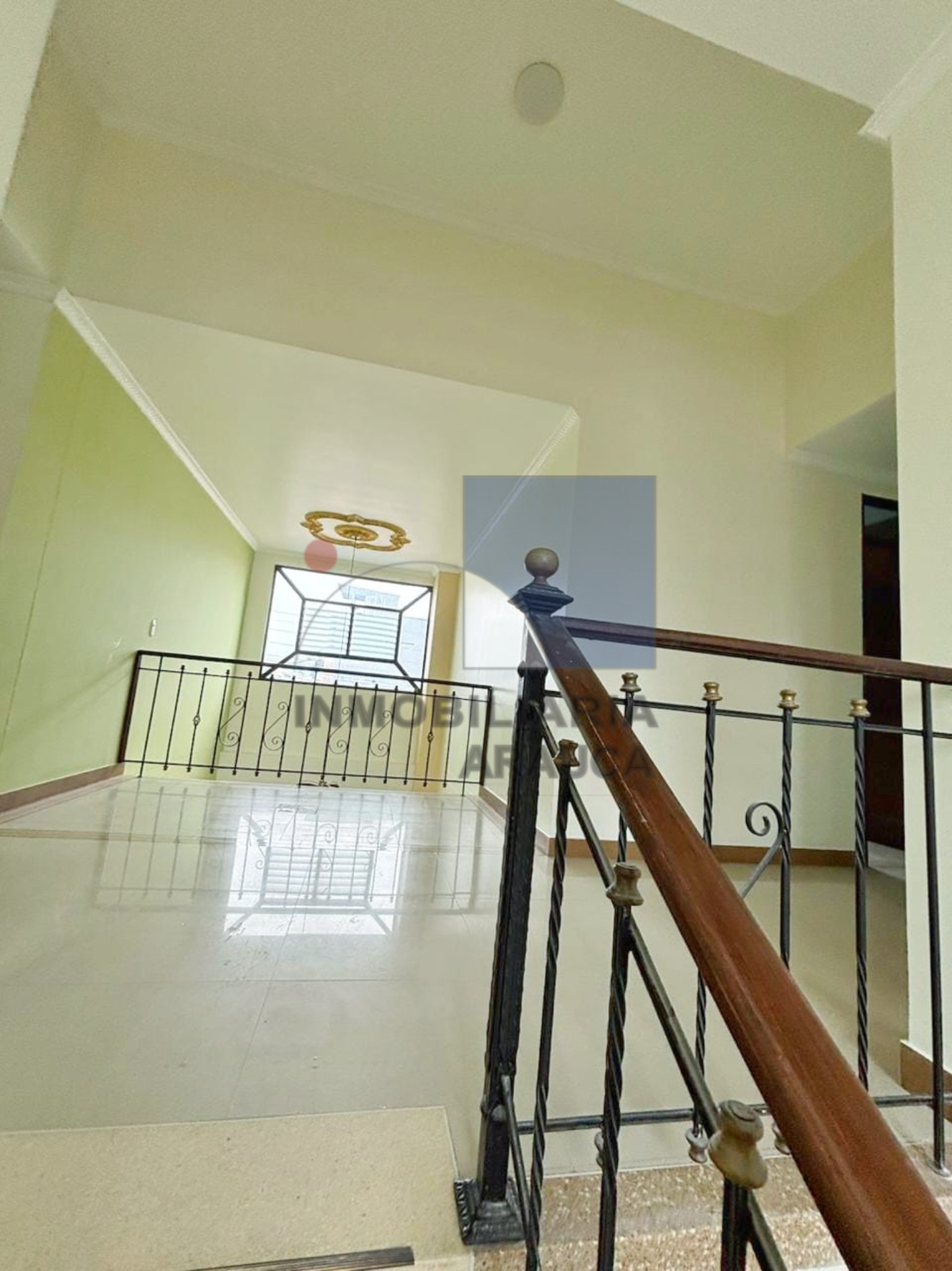 casa-comercial-en-arriendo-en-arauca-barrio-union-inmobiliaria-arauca-escalera casa-comercial-en-arriendo-en-arauca-barrio-union-inmobiliaria-arauca-escalera